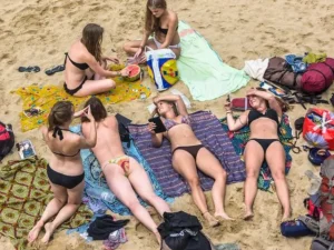 Photo de filles à la plage pour activité d'EVJF gratuit
