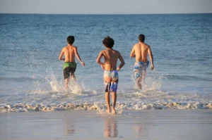 Activité EVG gratuite, avec des garçons à la plage