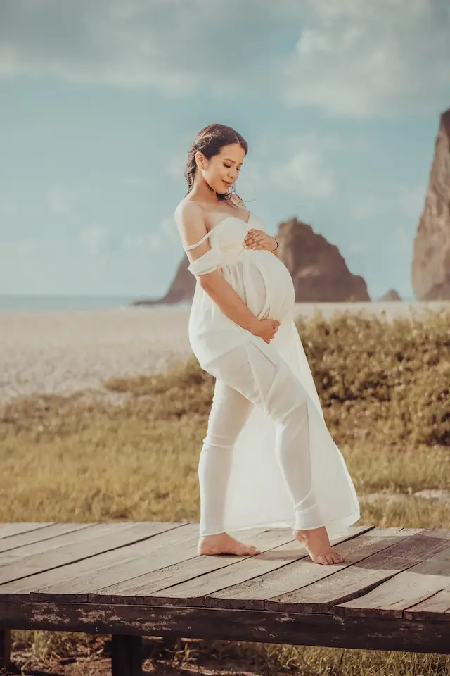 Femme enceinte à la plage pour son EVJF