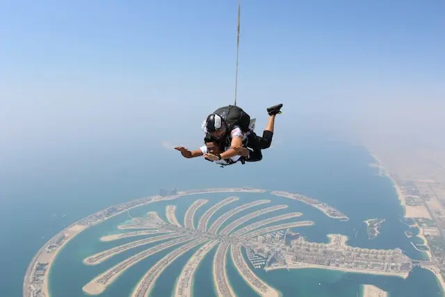 Saut en parachute à Dubaï pour EVG