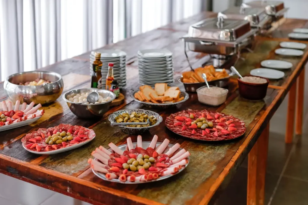 Photo d'un buffet pour tous les invités à un EVG / EVJF