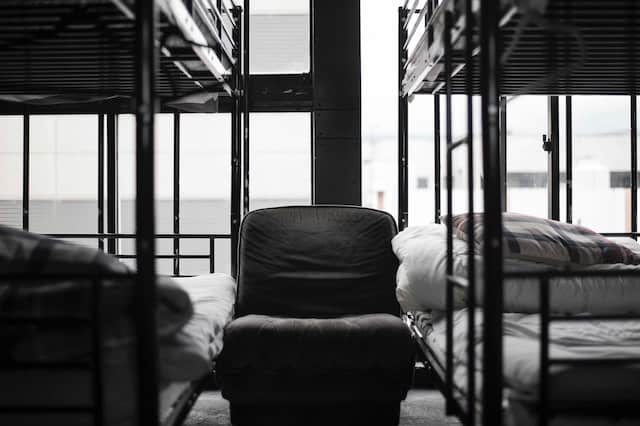 Photo en noir et blanc d'une auberge de jeunesse à Bordeaux... Lieu qui peut-être adapté pour un logement d'EVG/EVJF.