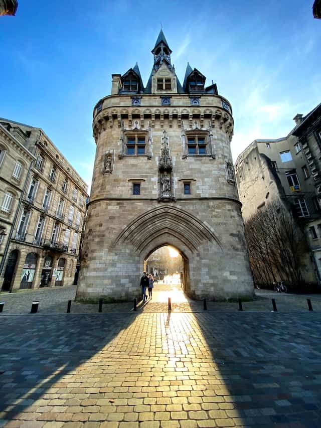Photo de La grosse cloche, une des attractions touristiques de Bordeaux. Une petite visite peut faire partie des activités pour votre EVG/EVJF.