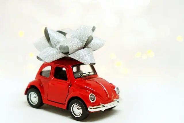 Photo d'une mini voiture, pour illustrer la mauvaise idée que c'est d'offrir un cadeau trop coûteux (vraie voiture).