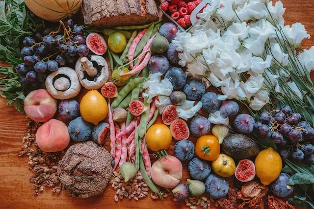 Photo de fruits et légumes bios. Ces aliments représentent des produits locaux.