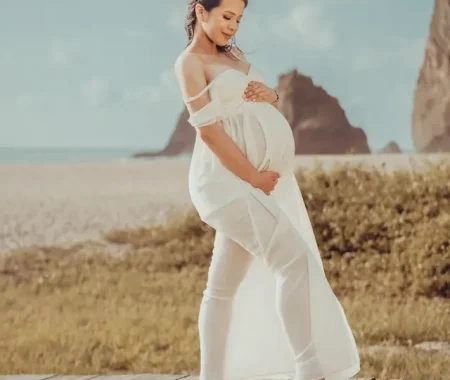 Femme enceinte à la plage pour son EVJF